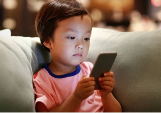 Muốn nuôi dạy con ‘thông minh, giỏi giang’, cha mẹ cần tránh 4 câu ra lệnh này khi thấy chúng thích ôm máy tính hay smartphone cả ngày