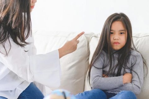 Những lời nói của cha mẹ làm con tổn thương