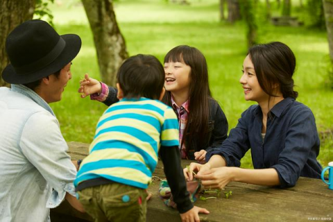 4 kiểu giáo dục tồi tệ này khiến cha mẹ ngày càng đẩy con ra xa, mối quan hệ gia đình lúc nào cũng "căng như dây đàn"