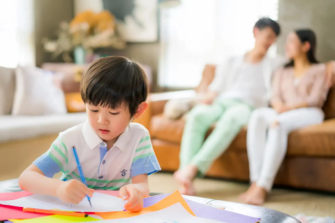 5 hành vi cho thấy cha mẹ đang khắt khe quá mức, gây áp lực khiến con mệt mỏi