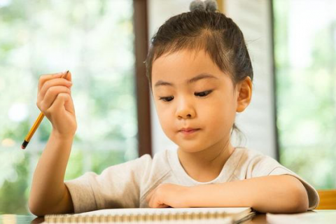 Trẻ thích đặt câu hỏi khiến người lớn cảm thấy phiền nhưng là biểu hiện của một em bé thông minh