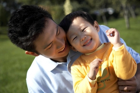 Dù gia đình giàu hay nghèo, nếu bố cùng con làm 4 việc này thì con lớn lên dễ thành công, mẹ cũng được “hưởng lợi”