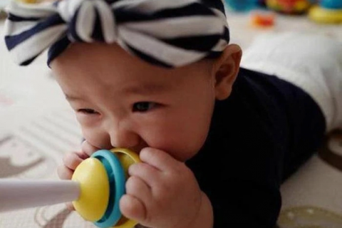 Một hành động "mất vệ sinh" của con khiến bố mẹ nổi nóng: Thực chất lại là dấu hiệu của trí thông minh!