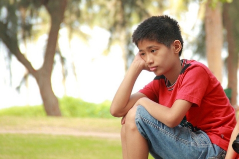 Đứa trẻ không dám nói TỪ này khiến cha mẹ LẦM TƯỞNG là ngoan ngoãn, thực ra trong lòng chúng vô cùng uẩn ức: Không thay đổi kịp tương lai bấp bênh