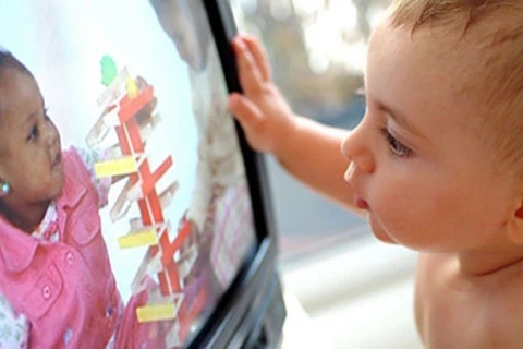 Lợi và hại khi cho trẻ xem tivi