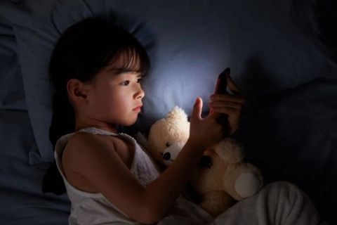 Bộ não của trẻ nghiện điện thoại và trẻ không dùng điện thoại có điểm khác biệt rất lớn, phụ huynh lưu ý nếu không muốn tương lai con bị hủy hoại