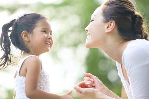 Nếu có 4 hành vi này, chứng tỏ bé yêu mẹ nhất nhà