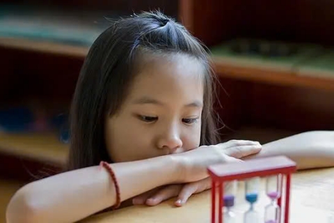 Những đứa trẻ IQ cao thường có 4 hành vi lập dị này!