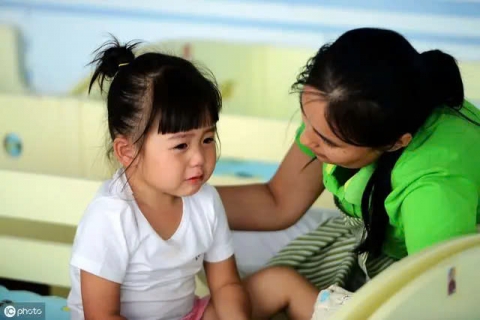 3 kiểu nói chuyện của cha mẹ "sắc hơn dao", con cái tổn thương, tiền đồ tối như hũ nút!