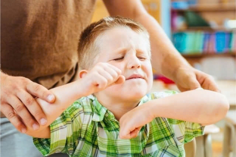 Cho trẻ xem điện thoại, tivi không kiểm soát, một thói quen của người lớn khiến trẻ em dễ bị rối loạn vận động và tự kỷ